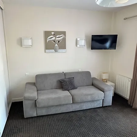 Square Hotel 2*